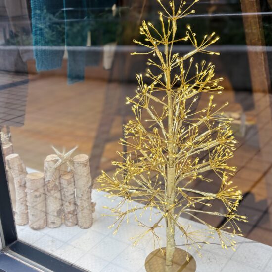 ゴールドの華やかなクリスマスツリー