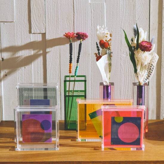 カラーが目を引くインテリア雑貨