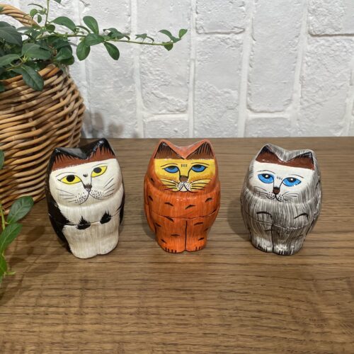 表情豊かな猫モチーフの小物入れ