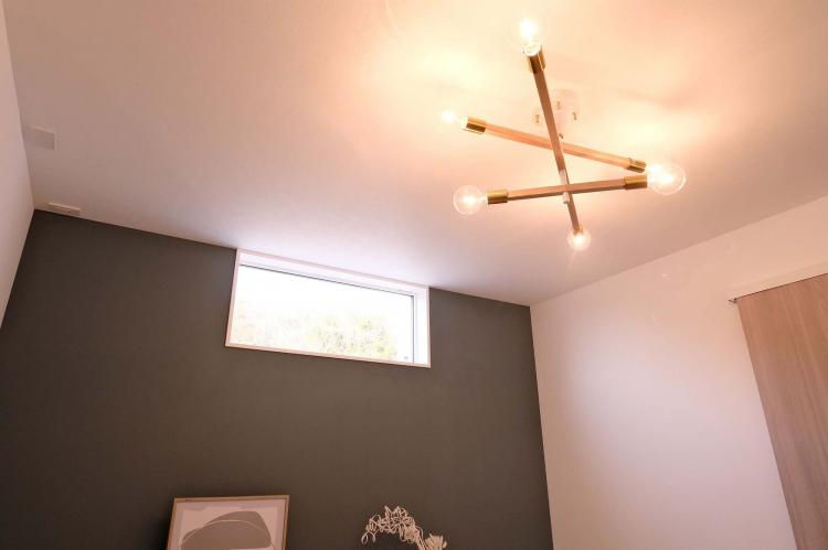 韓国風インテリアにも◎木のアームを使ったランプ