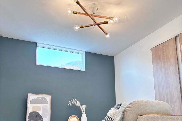 韓国風インテリアにも◎木のアームを使ったランプ