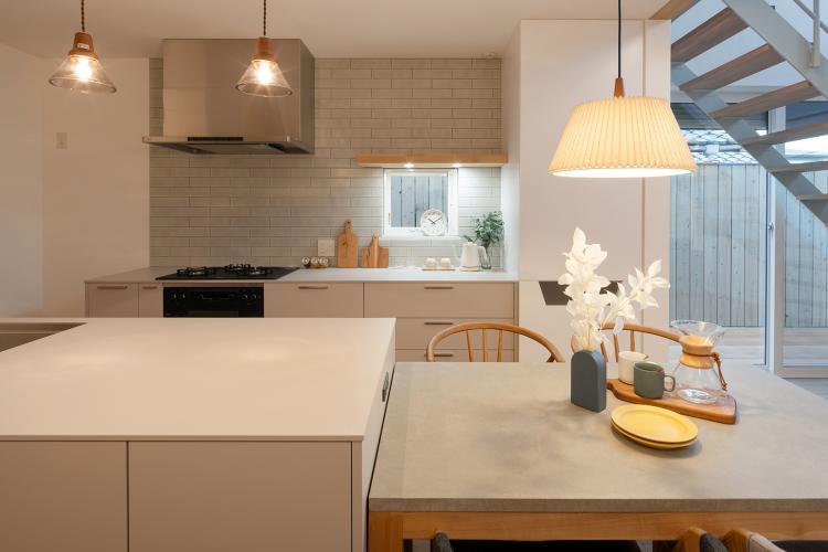 白キッチン×モルタル調ダイニングテーブル