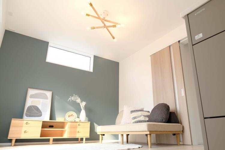 韓国風インテリアにも◎木のアームを使ったランプ