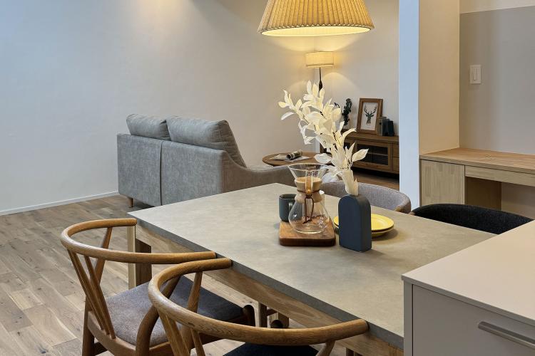 白キッチン×モルタル調ダイニングテーブル