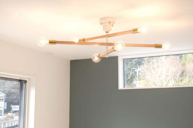 韓国風インテリアにも◎木のアームを使ったランプ